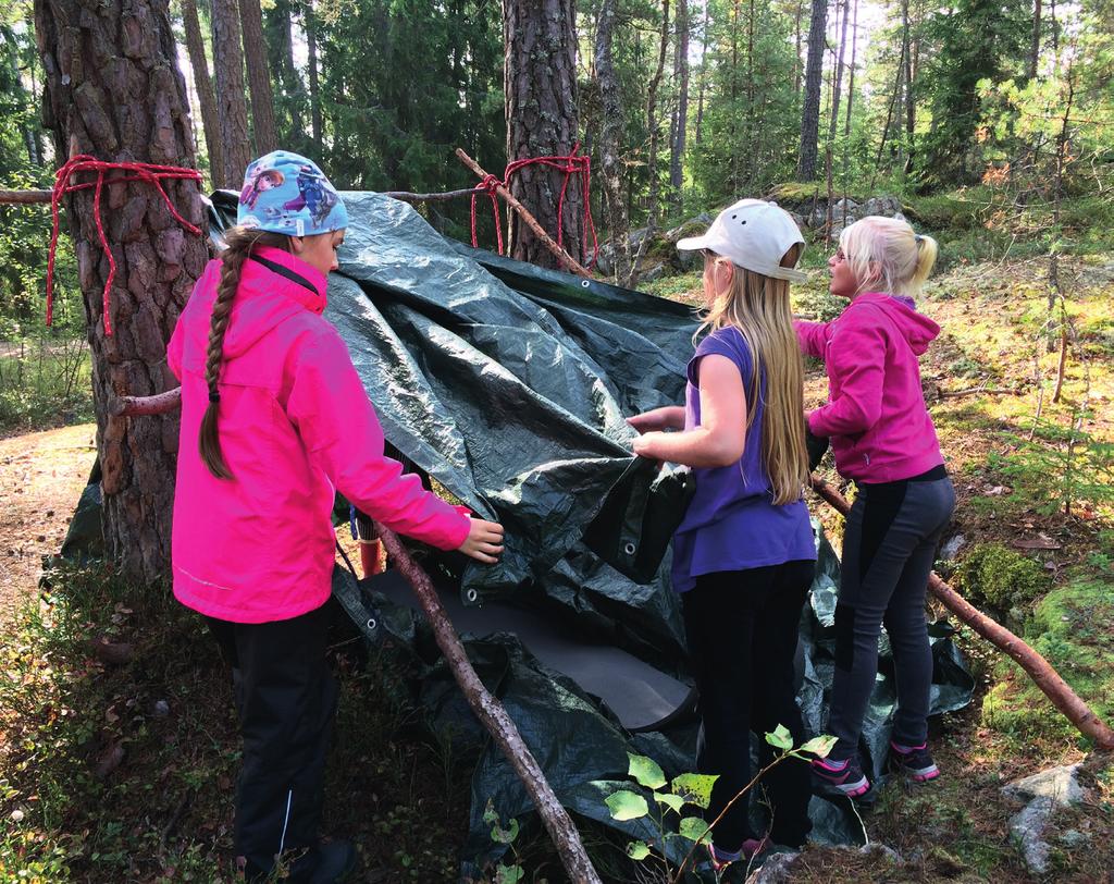 SEPTEMBER/OKTOBER Foto: Irene Lundberg Teambuilding, allemansrätt och respekt för naturen årskurs 4 Syftet med temadagen är att erbjuda klassen en både lärorik och lustfylld dag i naturen med många