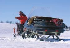 ISFISKE HUNDSPANN Vi kombinerar ovanstående isfisketur med hundspannsåkning på sjön Pris halvdag 600:-/person. Minst 10 personer.