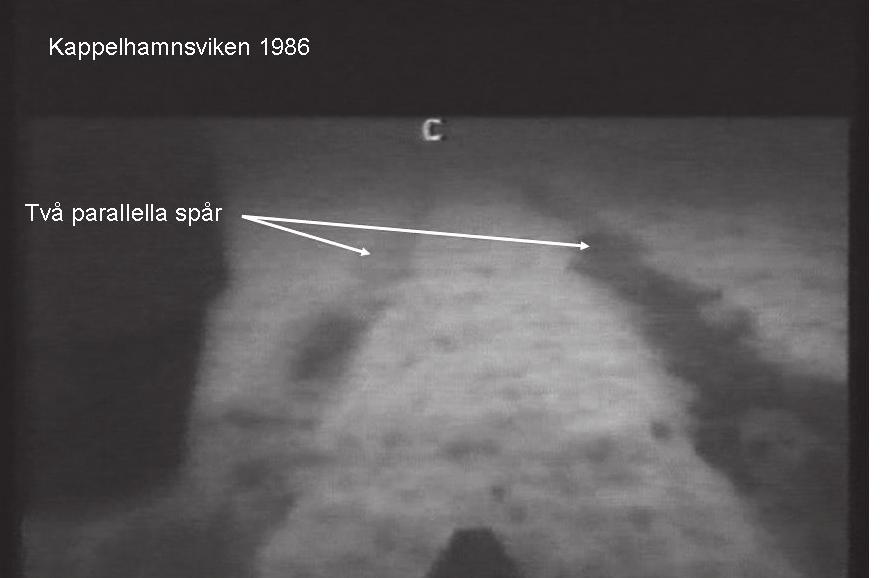 svarsstabens Operationsledning 2 (Fst/OP 2) som var den del i staben som hanterade incidenter m m. Bild 2: Två parallella spår filmade med sjöuggla i Kappelhamnsviken.