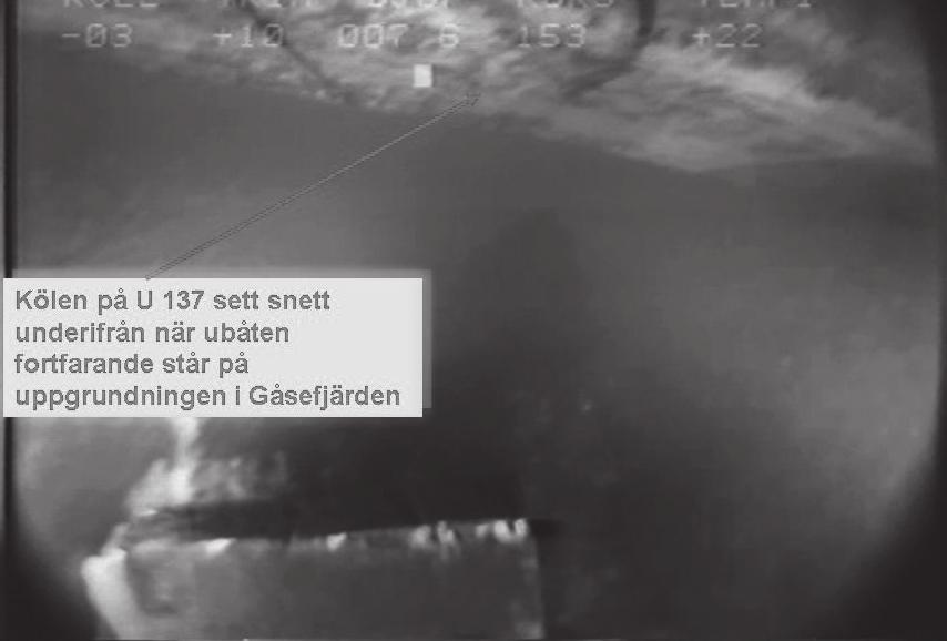 medför att bottenavtrycket på slät botten blir kortare än ubåtens faktiska längd. Bandspåren går in och ansluter till det bedömda kölspåret.
