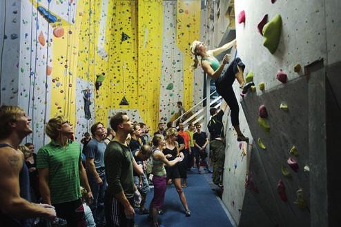 breddtävling jag undrar om inte Boulder Open är världens mest återkommande klättertävling. Med så många besökare i hallen den här kvällen så blir det trångt på väggarna och mattorna.
