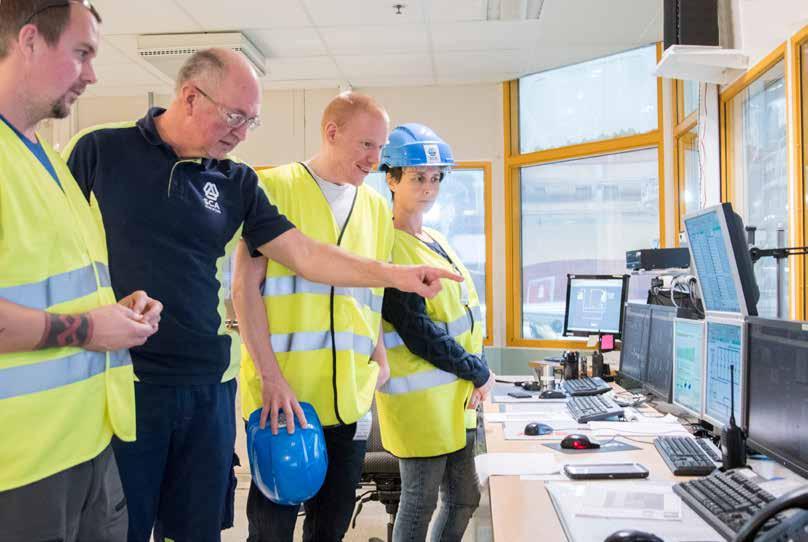 Processingenjör Tommy Hedvall guidar i kontrollrummet. På bilden också Patrik Nordin SCA Ortviken, Håkan Jansson Holmen Hallsta och Annika Norstedt Holmen Hallsta.