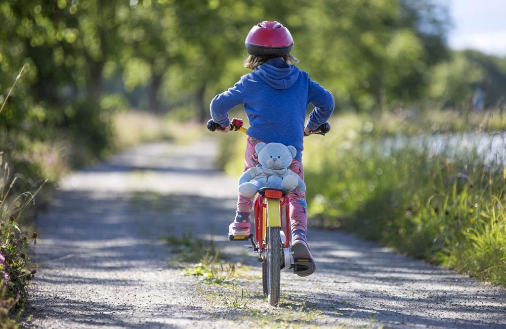 Trygghet och säkerhet Bildkälla: Shutterstock Säkra skolvägar I Sverige finns en tydlig trend att andelen barn som skjutsas till och från skolan av sina föräldrar ökar.