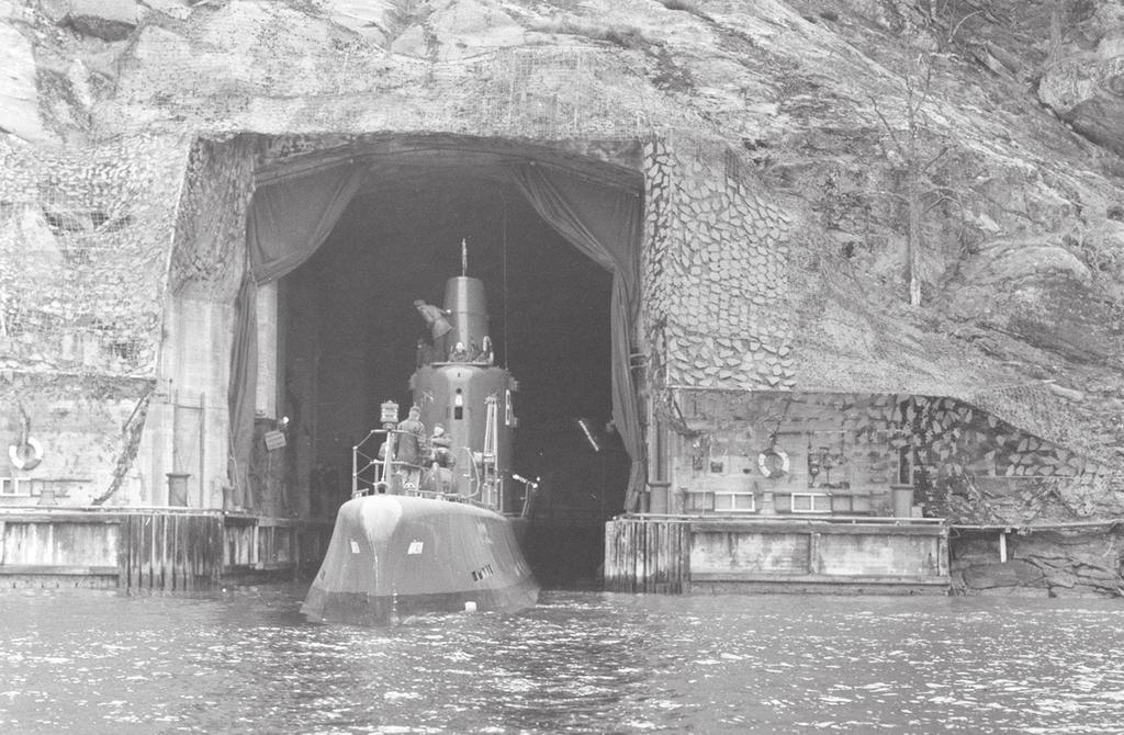 Försvarsgrenarna och högsta ledningen Bild 1. Den svenska flottan övergick till en lätt flotta under det kalla kriget. Här smyger en svensk ubåt ut från en bas.