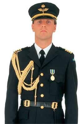 7.1.4. Ägiljetter Ägiljett utmärker officer som tjänstgör som: stabspersonal vid det kungliga huset, adjutant till: kunglig person, general och flaggman överste och kommendör officerare vid f.