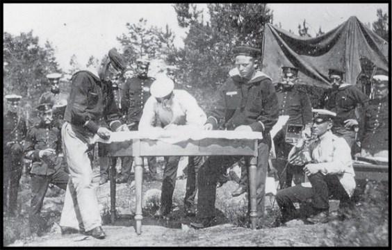 10.2.2. Amfibieförbanden Kustartilleriets uniformer var ursprungligen snarlika flottans men officerarnas ögla på översta galonen var utdragen till en spets ( granat ) och manskapets yrkes- och