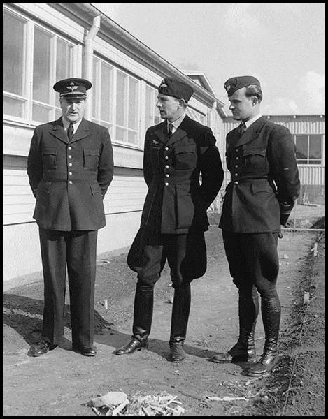 10.3. Flygvapnets uniformer Genom ett riksdagsbeslut 1925 slogs arméns och marinens flygväsenden samman till det nya flygvapnet, som började verka 1926. I beslutet 1925 stadgades bl.a. att den nya försvarsgrenen skulle ledas av en flygstyrelse och att dess officerare skulle rekryteras ur de två andra försvarsgrenarna.