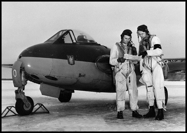 När militärflyget var ungt användes skinnrock och på huvudet en hjälm. Skinnrocken ersattes efter hand av mera praktiska flygoveraller med benfickor för kartor och liknande.