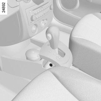 AUTOMATVÄXELLÅDA (3/3) Stopp av bil Släpp upp gaspedalen, tryck ner bromspedalen och för växelväljaren till läge P: ett neutralt läge där drivhjulen är mekaniskt låsta. Dra åt parkeringsbromsen.