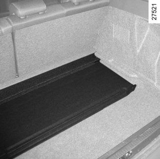 : Öppna luckan 5 så kommer du åt ISOFIX-öglan och nätets ögla längst in i bagagerummet.