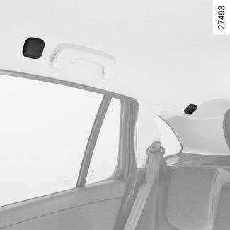 Montering av avskiljningsnätet bakom framstolarna Inne i bilen på båda sidor: lyft skyddet 1 så att du kommer åt nätets övre
