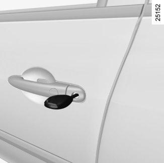 LÅSNING/UPPLÅSNING AV DÖRRARNA (1/3) Låsning/upplåsning utifrån Detta utförs med hjälp av fjärrkontrollen eller RENAULT-kortet: se avsnitt "Radiostyrd fjärrkontroll: allmänt" och "RENAULT-kort: