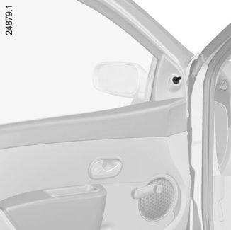 BACKSPEGLAR (1/2) A B A B Elektriskt uppvärmda backspeglar När motorn är igång, kontrollera att backspegeldefrostern samt is- och imborttagningen på bakrutan fungerar.