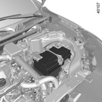 BATTERI (1/2) Batteriet 1 kräver inget underhåll. Du bör inte öppna det eller fylla på någon vätska. 1 Beroende på bil kan det finnas ett system som hela tiden kontrollerar batteriets laddning.