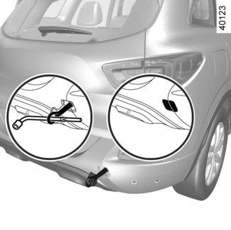 BOGSERING: starthjälp (2/2) 3 6 Använd endast bogserpunkterna fram 5 och bak 8 (aldrig drivaxelrören eller någon annan del på bilen).