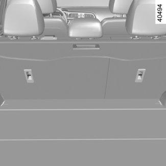 1 2 3 Fästning med ISOFIX-system (forts.) De två öglorna 1 sitter mellan ryggstödet och sittdynan och har en markering. För att komma åt öglorna, stoppa in fingret i kåpan och ta bort den. ANM.