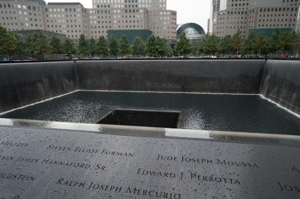 Vi tar sedan båten tillbaka till Battery Park och äter en god lunch tillsammans innan vi fortsätter vårt besök på nedre Manhattan.