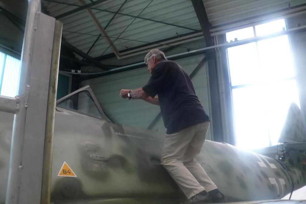 Ovan: Närfotografering av Me 262.