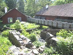 Museet inrymmer tusentals föremål allt ifrån stenåldersyxor och vikingabåt till ett salongsmöblemang från