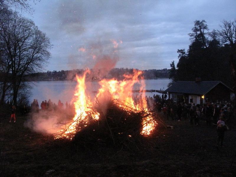 Middag:: Pris: Inbjudan till Valborgsmässofirande på Tollare Folkhögskola 30 april 2015 Lax, potatis, sås, sallad, rabarberpaj och kaffe. Beställes i förväg 170:- för vuxna, 85:- för barn t.o.m. 12 år Ankomst: Kom när det passar Hålltider: 15.