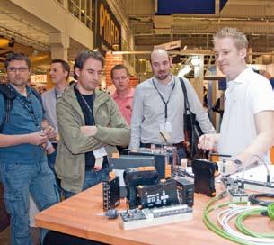 Foto: Swefair Henrik Nagel visade nyheter för besökare från Siemens