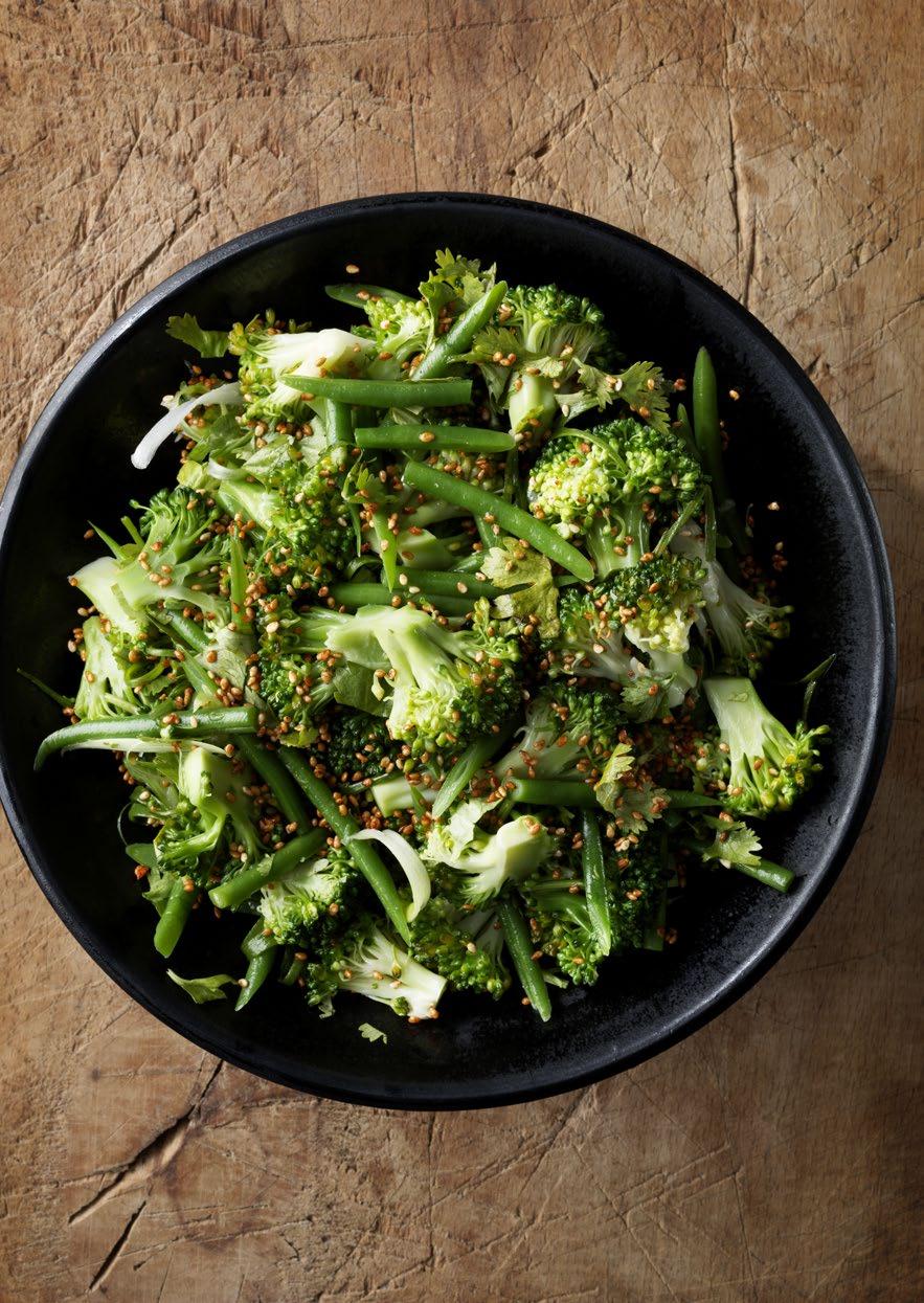 Broccoli med sesamfrön, koriander och miso Här används miso som smaksättning i en dressing till ljummen sallad. Servera salladen som tillbehör.