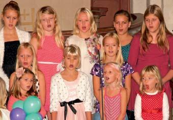 Vi medverkar i gudstjänster, på skolans adventssamlingar och vid luciakonserten. Vi kommer också att sjunga i stämmor och lära oss lite om noter och rytmer på ett lekfullt sätt.