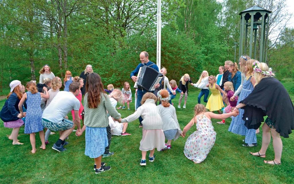 medarbetarna utklädda till sophög,