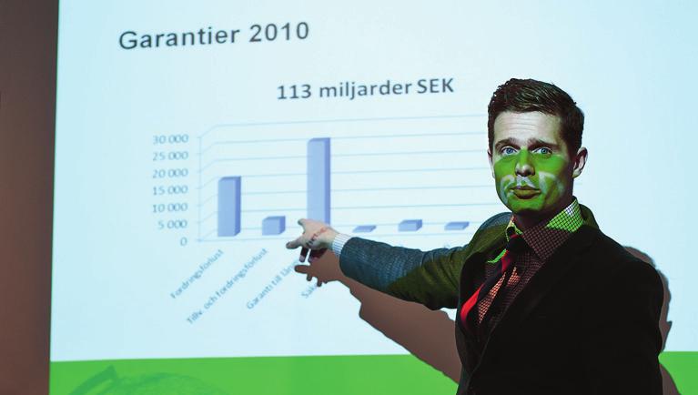 samverkan och kompetens EKN ÅRSREDOVISNING 2011 Ett omväxlande arbete med många kundkontakter. samt en arbetsmiljö med duktiga, inspirerande kollegor vilket bidrar till att man själv kan utvecklas.