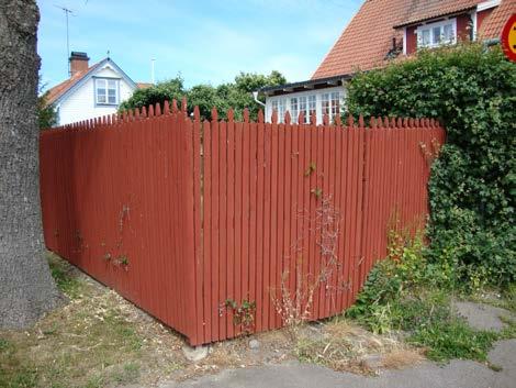 Den första frågan Du bör ställa dig är därför: Behöver jag verkligen bygga något plank eller någon mur? Kanske kan jag nöja mig med en häck eller ett enklare staket?