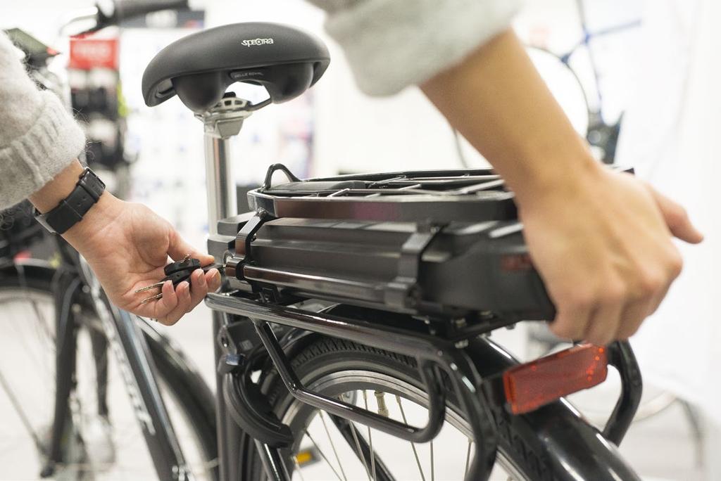 BATTERI INTEGRERAT I PAKETHÅLLAREN Om du har en city-elcykel är batteriet monterat vid en styrenhet som sitter integrerad i cykelns pakethållare.