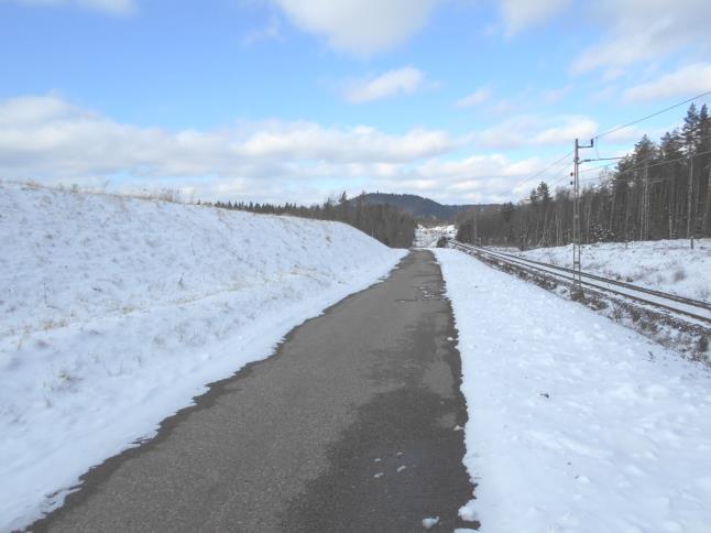 um 8 (15) Mindre väg ner till den kommunala badstranden resp. foto taget uppe från skyddsvallens högsta punkt. 3.