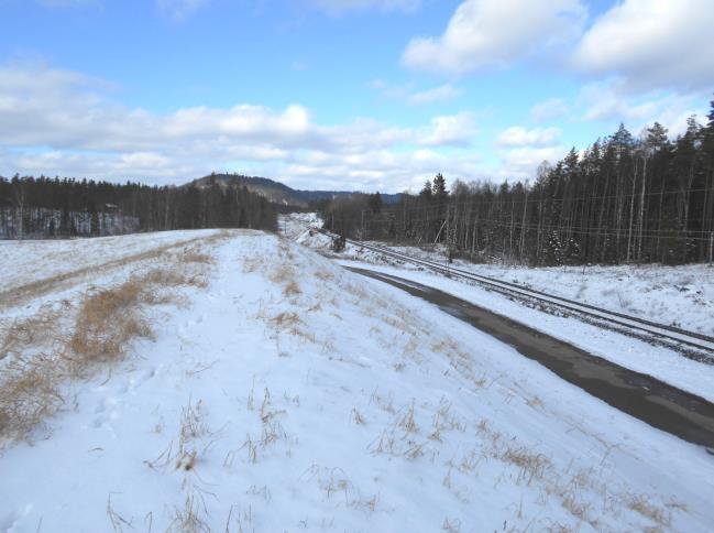 15 godståg per dygn varav 10 körs mellan kl. 06-22 och 5 körs på natten mellan kl. 22-06. Flertalet passerar Hestra, enstaka tåg stannar för att möta annat tåg.