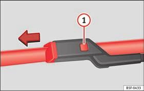 Batteriet som ger hjälp måste ha samma spänning som det tomma batteriet (12 V) och ungefär samma kapacitet (se märkningen på batteriet). Om denna anvisning inte följs kan en explosion inträffa.