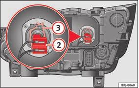 Tips Anslut kontakten. Bild 95 I motorrummet: helljusstrålkastare. Öppna motorhuven. Bild 96 I motorrummet: Ta bort locket. Montera på locket och förslut remmen.