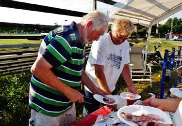 Från SM banketten. Värdarna Bengt Held och Sten Johansson skär upp av den helstekta grisen. Foto: Preben Sörensen. Preben Sörensen kramar om fr.v. Anneli Källmark och Cathrine Johansson.