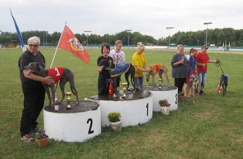 Nr 4, 5 och 6 är snabbast iväg, nr 4 tar ledningen in i kurvan, nr 1 gör en fin kurva och går upp till andraplatsen. Vinner gör fjolårsvinnaren Wyat Earp. 1. Wyat Earp, Eva Jacobsson, SHS, 18.20 2.