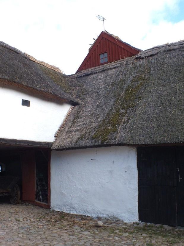 Undantagens två sovrumsfönster, överst i bild, fick nya fönsterbleck i vartmålad plåt. T h Gammel Boels hus som putslagades och höglogens gavel som rödfärgats (jämför med bild på sidan 6).