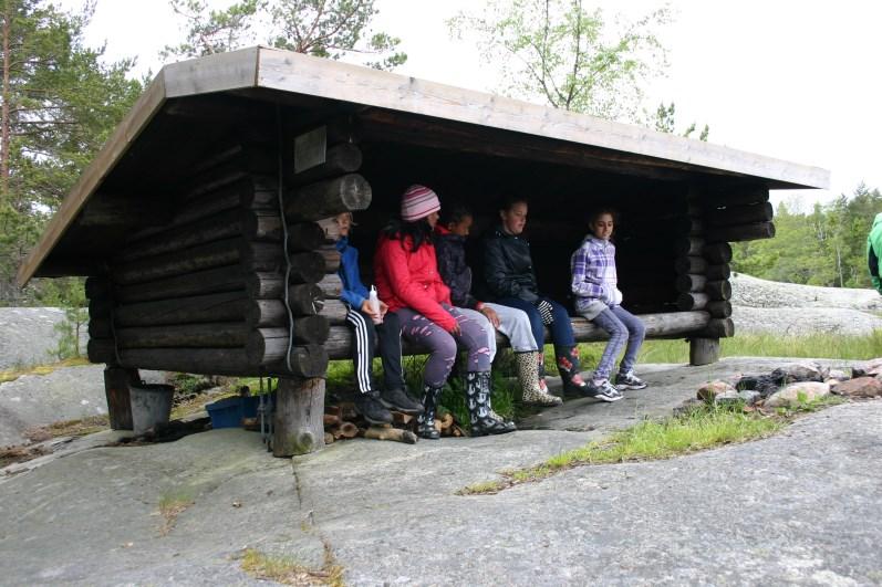 Öppen omöblerad samlingslokal med klättervägg.