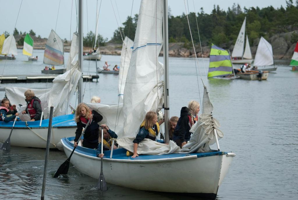 6 Program på Vässarö SJÖAKTIVITETER I Fladan finns det möjlighet att komma ut på sjön, antingen i olika typer av segelbåtar eller i kanot. Vår ambition är att alla som vill ska få minst ett sjöpass.