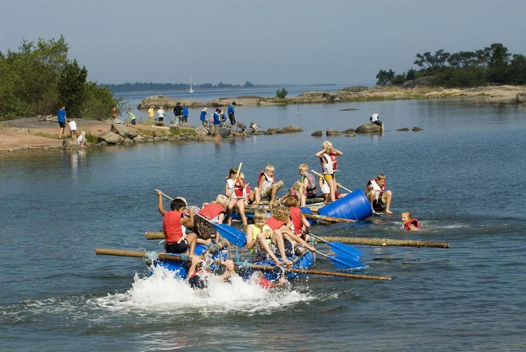 Program på Vässarö 9 Flottbygge Möt vattenelementet på ett nytt, spännande sätt. Med viss hjälp av Vässarös instruktörer lär ni er att bygga en flotte med ihopsurrade slanor och plasttunnor.