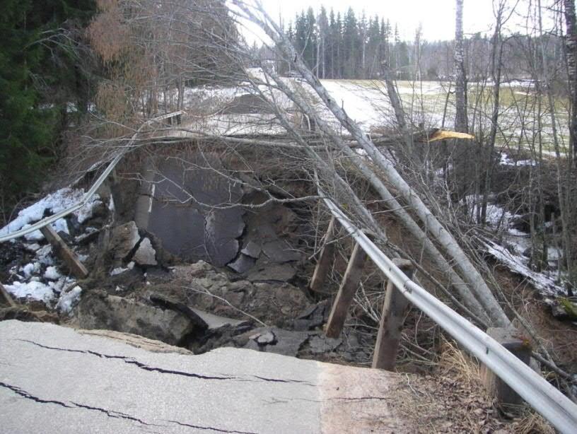 En 7 m hög vägbank i en ravin spolades bort.