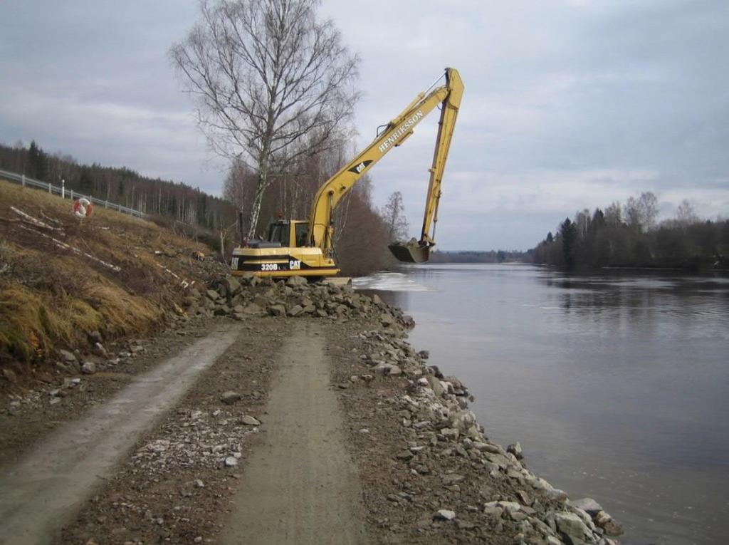 Utläggning av erosionsskydd i Klarälven. Vattendjup ca 6-7 m.