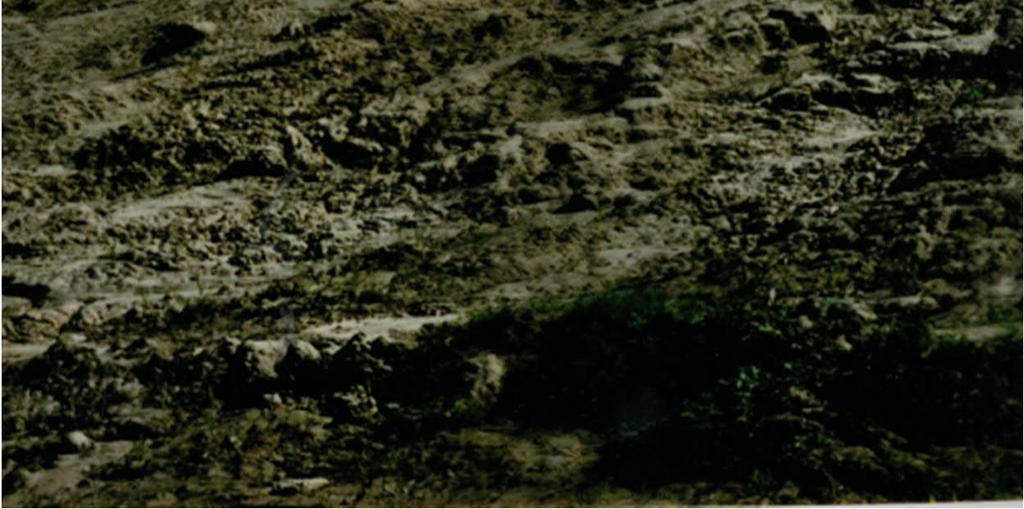 Om vattenmängden är stor kan det krävas, förutom erosionsskydd av bergkross, att dräneringsdiken med dränrör läggs i slänten vinkelrätt vägen och kopplas till dräneringsledningen längs vägen.