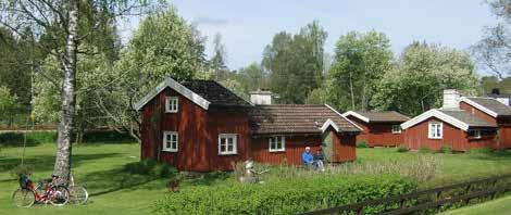 Ekalyckan, närmast järnvägen är äldst, kanske från 1600-talet, och är en ryggåsstuga med högre förrådsdel.