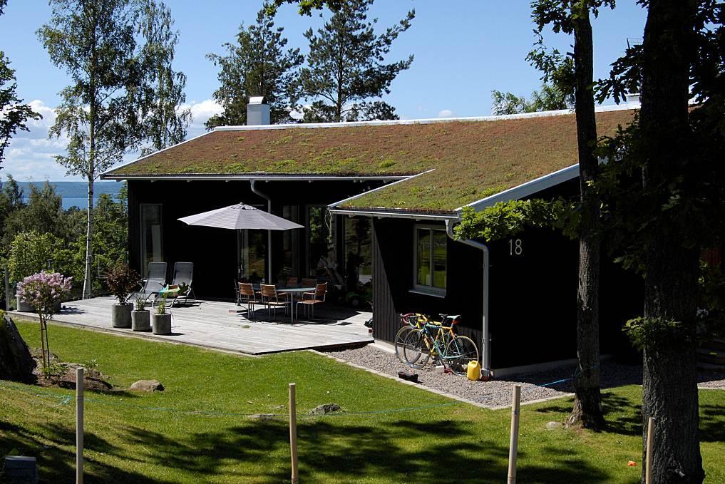 Gröna tak Gröna tak kan minska den totala avrunna mängden på årsbasis med ca 50 % jämfört med konventionella hårdgjorda tak. Dessutom kan gröna tak, t.ex.