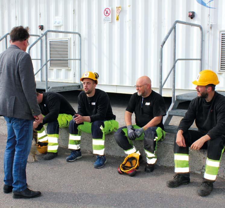 Bränslet räcker två till fem procent längre än om fordonet tankats med fossilt bränsle. Betydligt bättre kallstarter. Betydande minskningar av luftföroreningar.