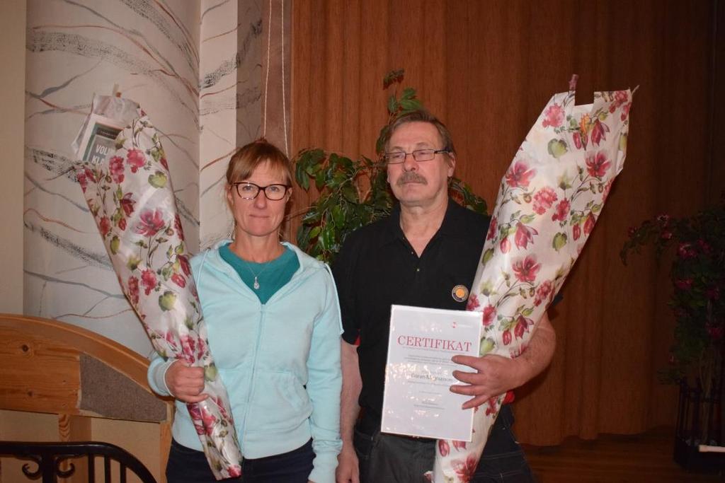 Här får Helena Andersson och Göran Magnusson sina certifikat som