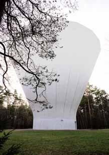 Det tillverkas på biogasanläggningen vid Kungsängens gård här i Uppsala. Produktionen av biogas sker i en syrefri miljö som med hjälp av bakterier bryter ner matavfallet.