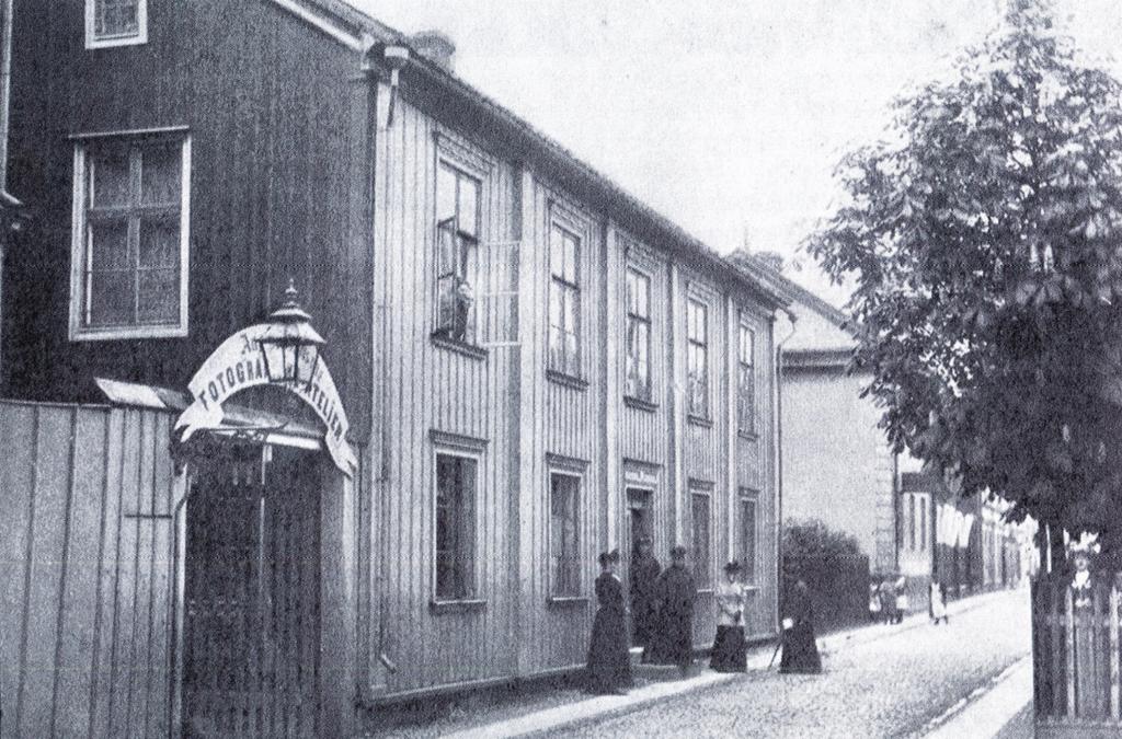 För att ge den framväxande väckelsen fastare former bildades 1853 Jönköpings Traktatsällskap med Almqvist som ordförande.